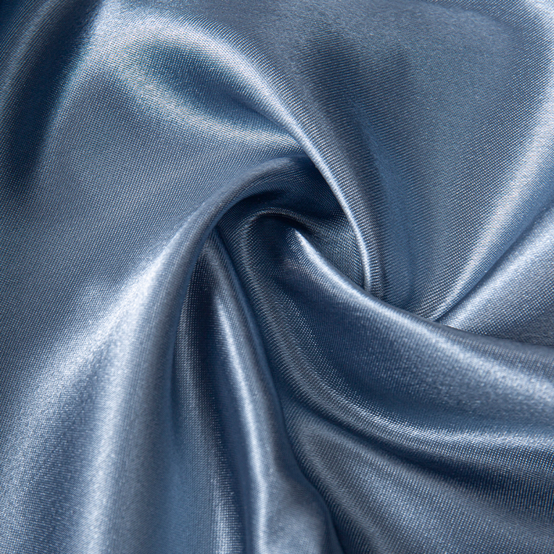 Silkemykt satengstoff for elegante kjoler