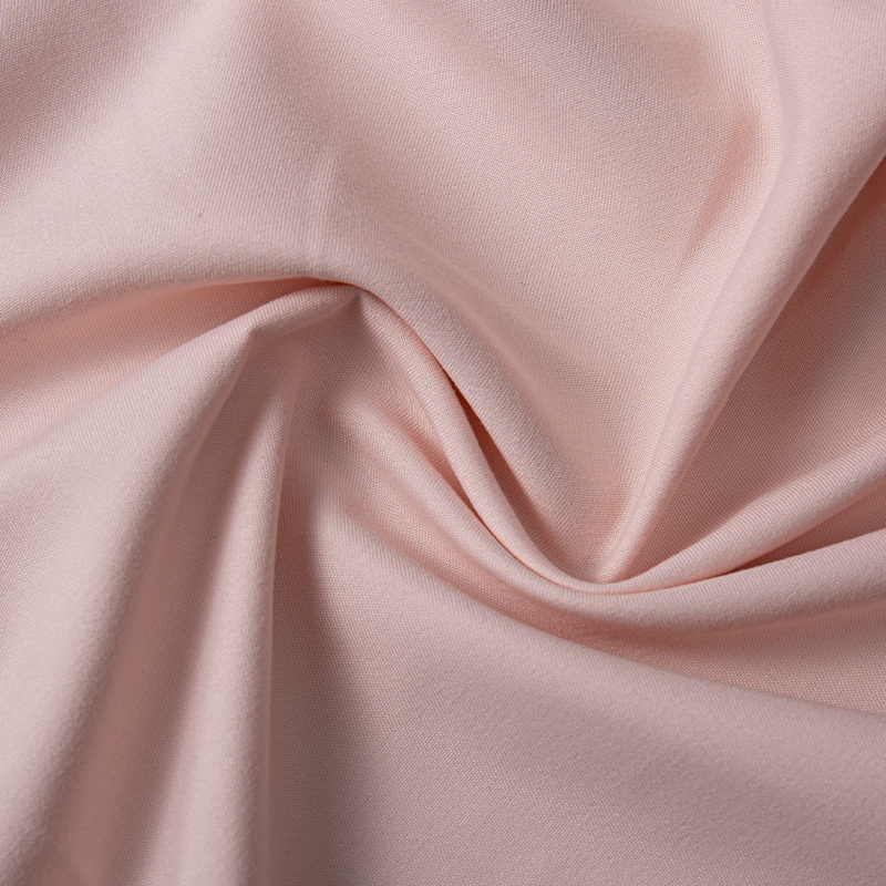 Pustende lys rosa polyesterfarget stoff